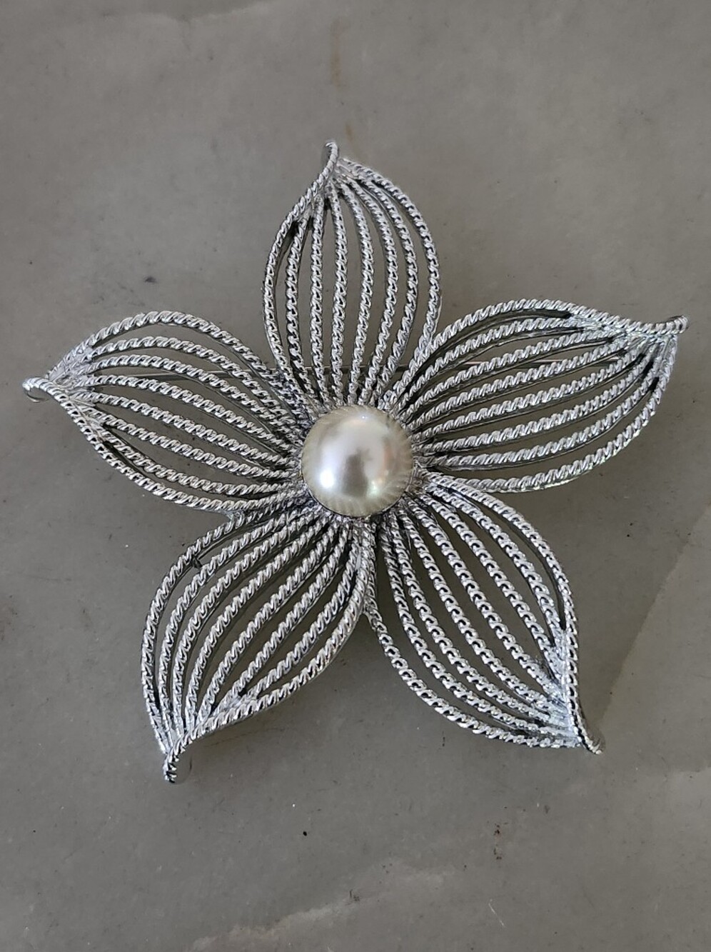 Sarah Coventry "Moon Flower" Silver-Tone Filigree Flower Brooch Pearl Center